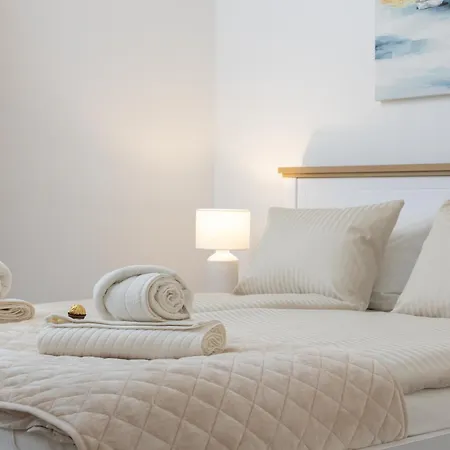 Sky, Free Private Parking 마카르스카