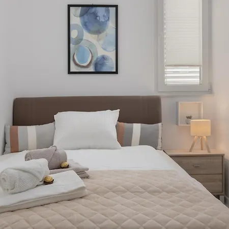 Sky, Free Private Parking 마카르스카