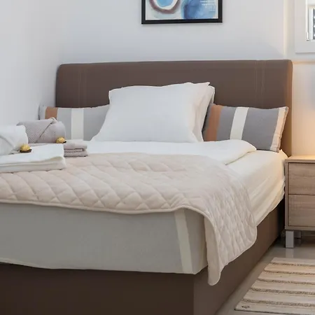 Sky, Free Private Parking 마카르스카