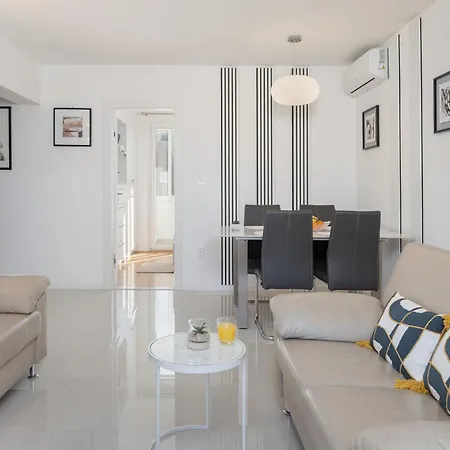 Sky, Free Private Parking Apartment *