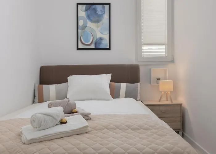 Sky, Free Private Parking 마카르스카