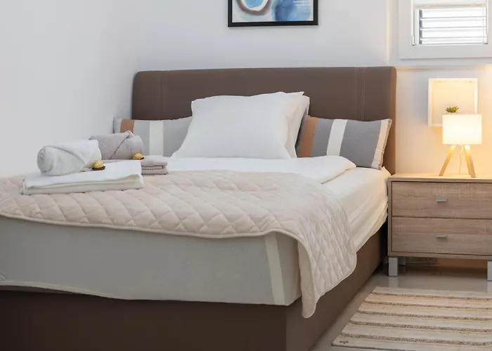 Sky, Free Private Parking 마카르스카